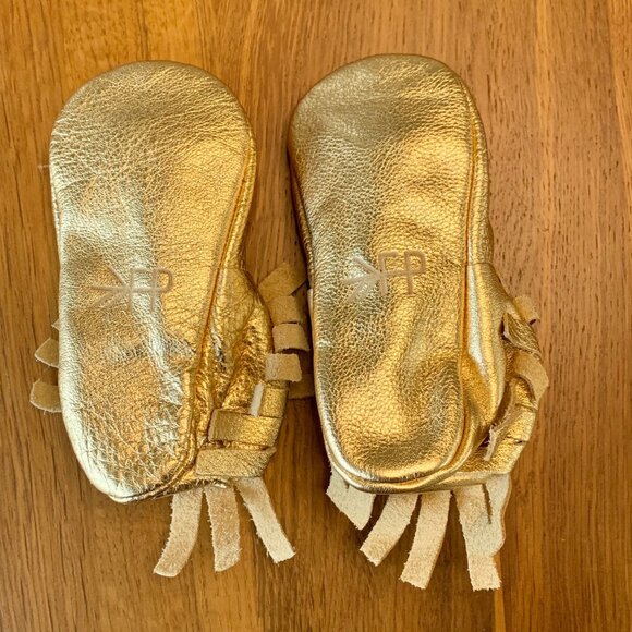FRESHLY PICKED Gold Baby Moccasins 8 Fringe Leather Soft Sole Infant Moccs Shoes - Picture 6 of 8